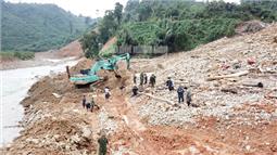 Mở đường tìm kiếm các nạn nhân ở Rào Trăng - chiều 23-10, đường đã thông, đã tìm được 4 thi thể